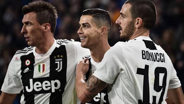 L'esultanza di Mario Mandzukic, Cristiano Ronaldo e Leonardo Bonucci per il gol dell'1-0. Afp
