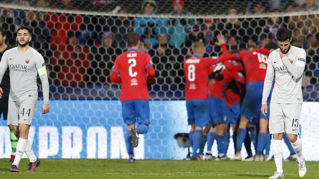 La delusione della Roma per il secondo gol del Viktoria Plzen. Ap La delusione della Roma per il secondo gol del Viktoria Plzen. Ap