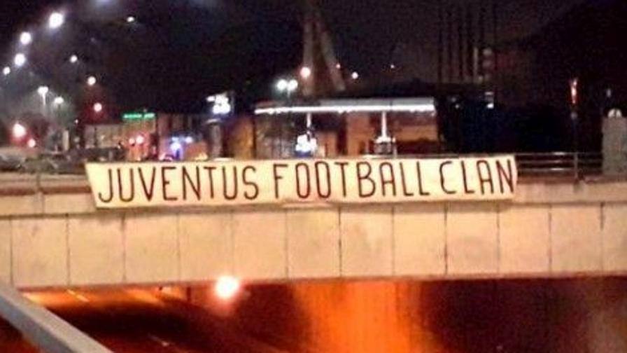 Altro striscione dei tifosi “Juventus Football Clan” Altro striscione dei tifosi “Juventus Football Clan”