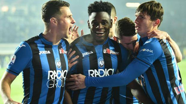 Duvan Zapata festeggiato dai compagni. Ansa Duvan Zapata festeggiato dai compagni. Ansa