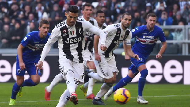 Cristiano Ronaldo calcia il rigore del 2-1. Getty Cristiano Ronaldo calcia il rigore del 2-1. Getty