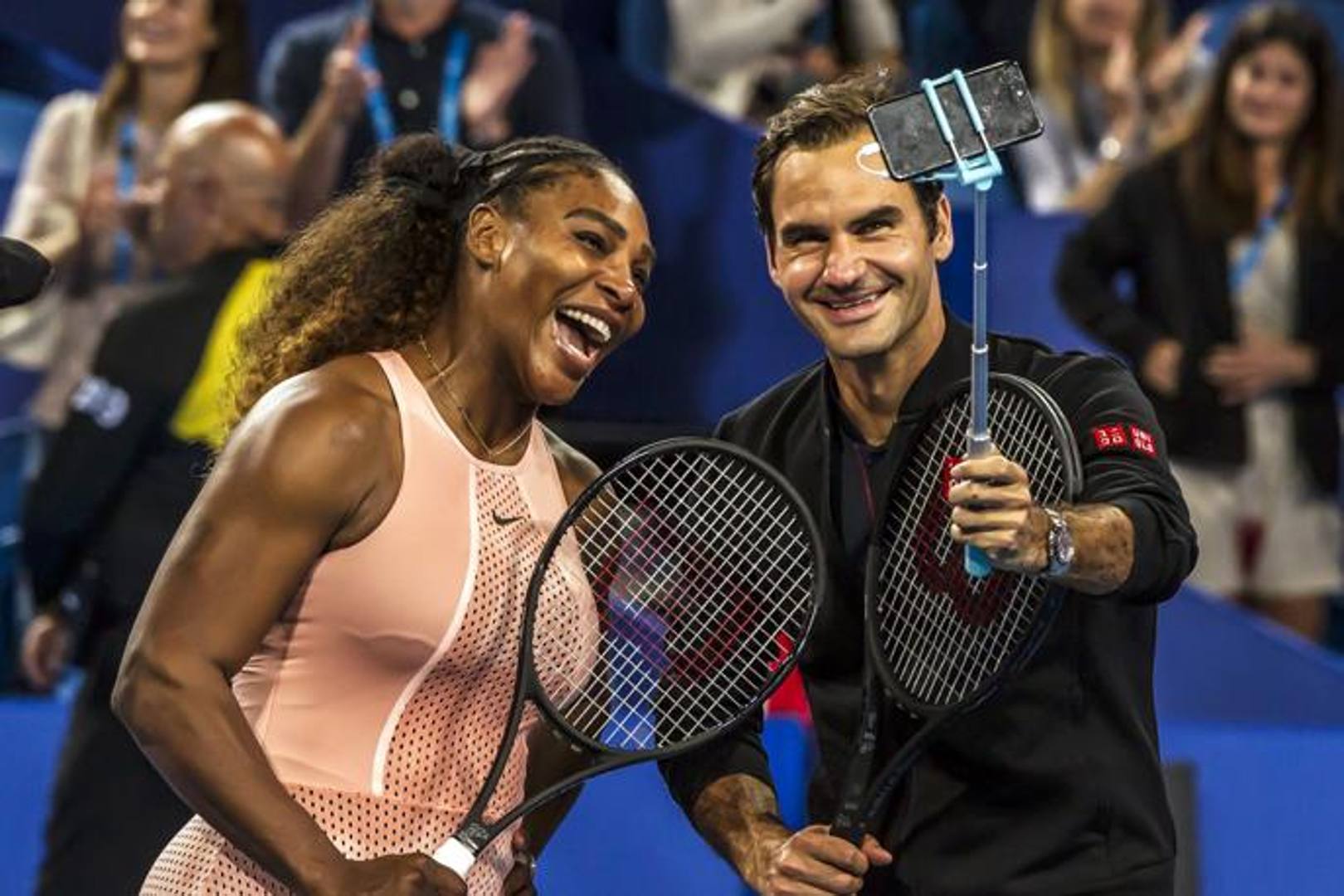 Serena Williams e Roger Federer suggellano con un selfie la loro storica sfida a Perth. Afp 