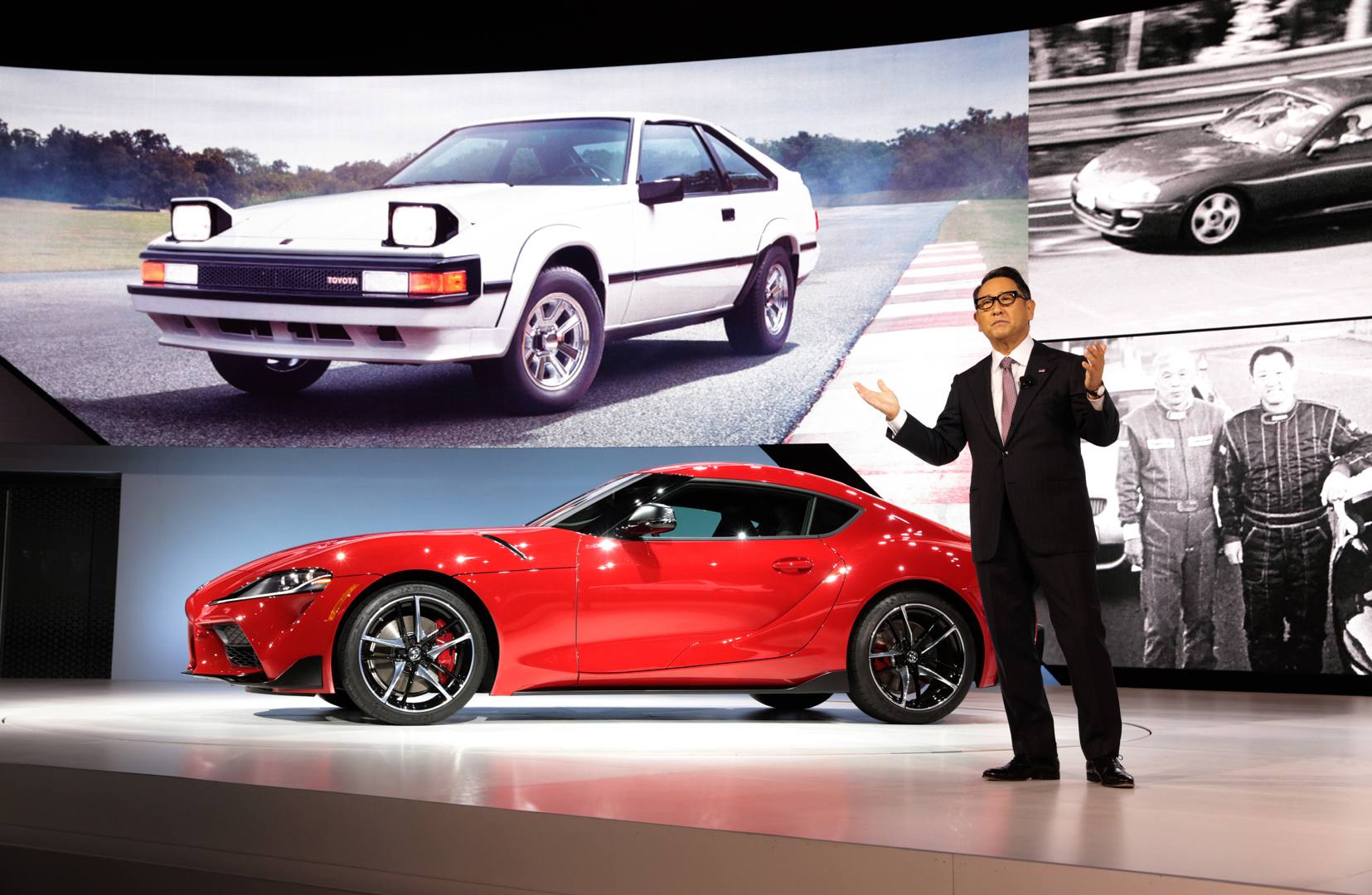  Il ceo Toyoda togli i veli alla nuova Toyota Supra  