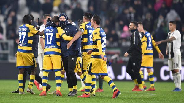 Il Parma festeggia l'impresa all'Allianz Stadium. Ansa