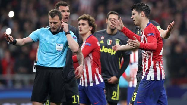 Le proteste per il gol annullato a Morata. Getty Le proteste per il gol annullato a Morata. Getty