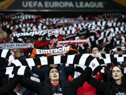 I tifosi dell'Eintracht durante la partita con lo Shakhtar Donetsk. Getty