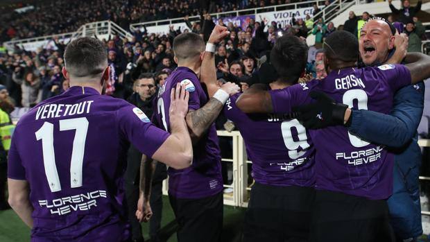 L'esultanza viola. Ansa L'esultanza viola. Ansa