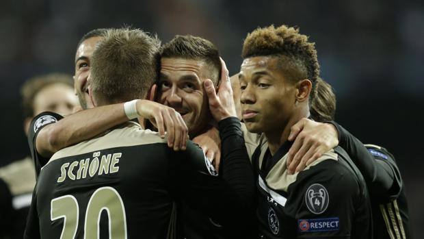 L’esultanza dell’Ajax. Ap L’esultanza dell’Ajax. Ap