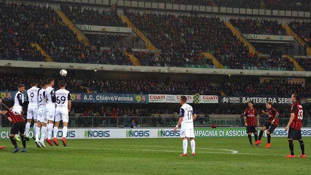 La splendida punizione di Biglia che sblocca il match. Getty La splendida punizione di Biglia che sblocca il match. Getty