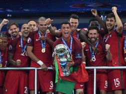 Il Portogallo di Cristiano Ronaldo (con la coppa) festeggia la vittoria in finale sulla Francia per 1-0 a Euro 2016