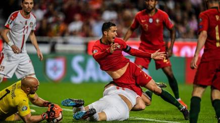 Cristiano Ronaldo in azione contro la Serbia prima di infortunarsi