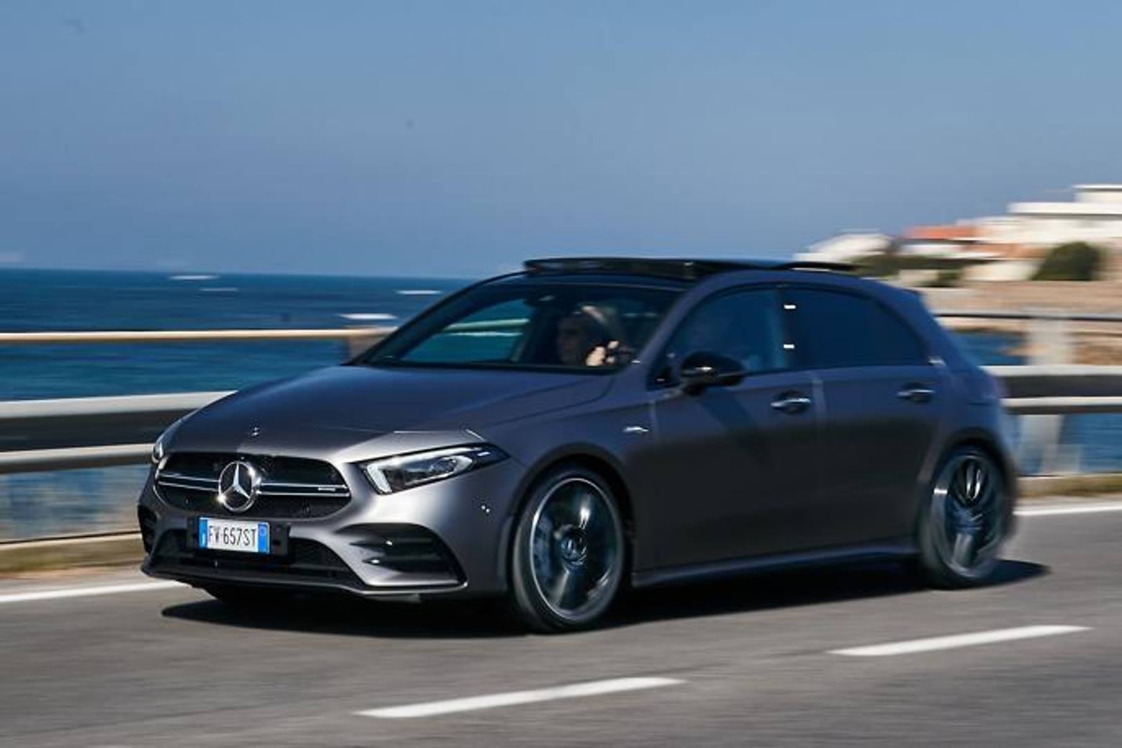  Per il mercato italiano Mercedes ha pensato a una versione ricca di alcune auto vitaminizzate dalla Amg. Tra queste c'è anche la A 35  