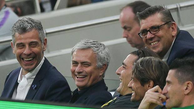 Francesco Toldo e José Mourinho sorridono in panchina. Afp