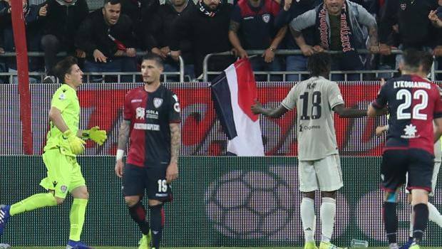 Kean davanti alla curva del Cagliari. Ansa Kean davanti alla curva del Cagliari. Ansa