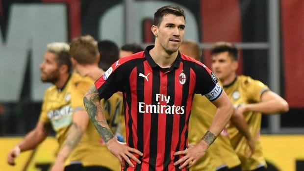 I giocatori dell’Udinese esultano dietro a Romagnoli. Ansa I giocatori dell’Udinese esultano dietro a Romagnoli. Ansa