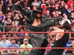 Undertaker attacca Elias