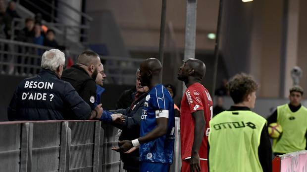 Prince Gouano sotto la curva durante Digione-Amiens. Afp