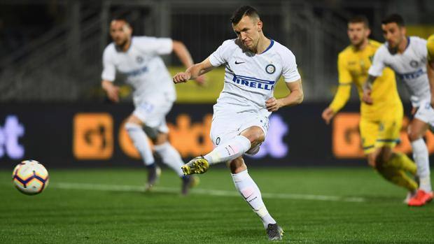 Ivan Perisic calcia così il rigore del momentaneo 2-0 Inter. Getty
