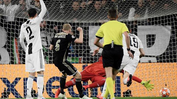 Il pareggio di Van de Beek. Afp