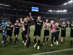 L’esultanza dei giocatori dell’Ajax davanti ai propri tifosi dopo la vittoria sulla Juventus. Afp