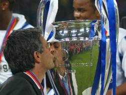 Jos Mourinho bacia la coppa vinta con il Porto nel 2003-04. Ap