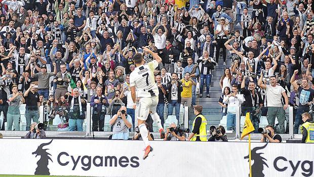 Cristiano Ronaldo festeggia coi tifosi. Ansa