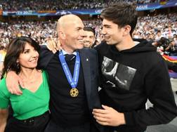Zinedine Zidane durante la festa per la scorsa Champions con la moglie Veronique e il figlio Theo. Afp