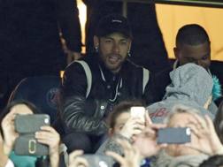 Neymar in tribuna durante Psg-Manchester United lo scorso 6 marzo. EPA