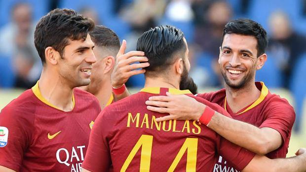 Fazio, Pastore e Manolas festeggiano dopo il gol. Afp Fazio, Pastore e Manolas festeggiano dopo il gol. Afp