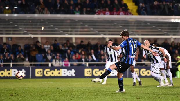 Il rigore di De Roon che sblocca il match. Ansa Il rigore di De Roon che sblocca il match. Ansa