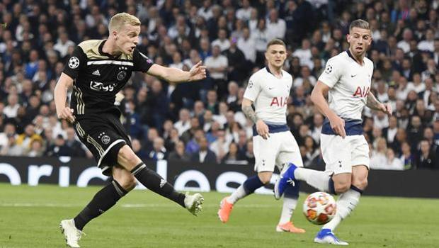 La stoccata vincente di Van de Beek. Epa La stoccata vincente di Van de Beek. Epa