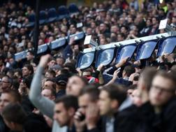 I tifosi dell'Eintracht rimuovono i seggiolini dello stadio. Getty