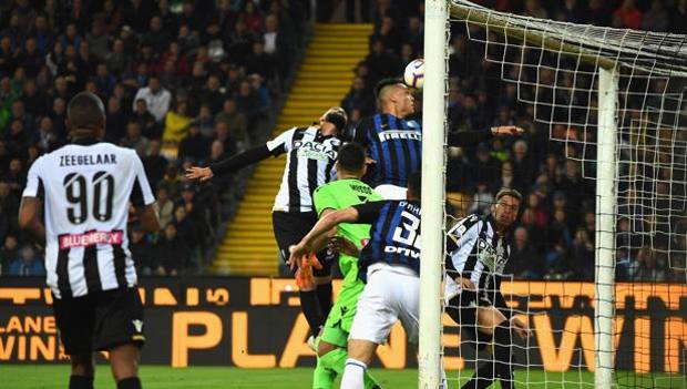 Il colpo di testa di Lautaro che scheggia il palo. Getty Il colpo di testa di Lautaro che scheggia il palo. Getty