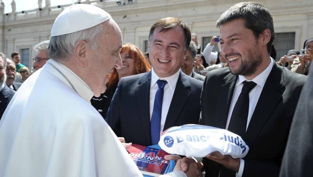 Papa Francesco con il presidente del San Lorenzo Matias Lammens 