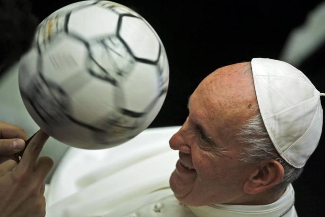  Papa Francesco a lezione di Freestyle. AP  