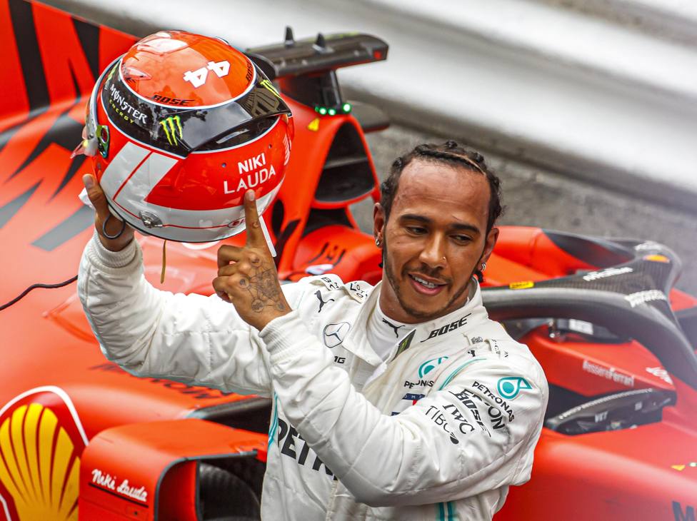  Hamilton e il casco in onore di Lauda. Epa  