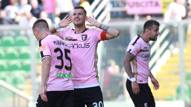 Nestorovski festeggia un gol del Palermo. LaPresse 