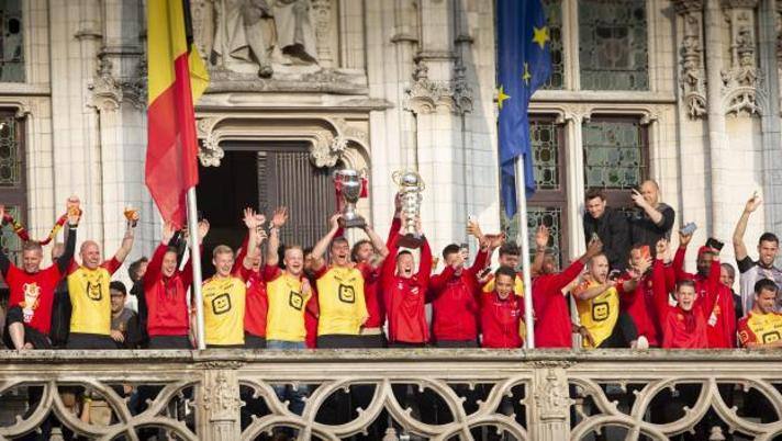 Il Malines mostrano ai tifosi i trofei conquistati in questa stagione; quello del campionato di B e la Coppa Nazionale 