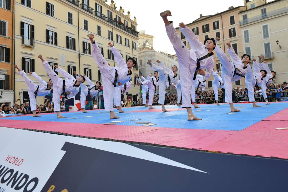  Le immagini più spettacolari dell'esibizione degli atleti del Demo Team che ha infiammato Piazza di Spagna e lanciato il Grand Prix di Roma.FOTO di ROBERTO DI TONDO  
