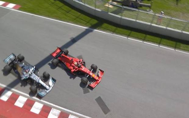 Il momento della manovra di Vettel che è costata al tedesco 5 secondi di penalità e la vittoria