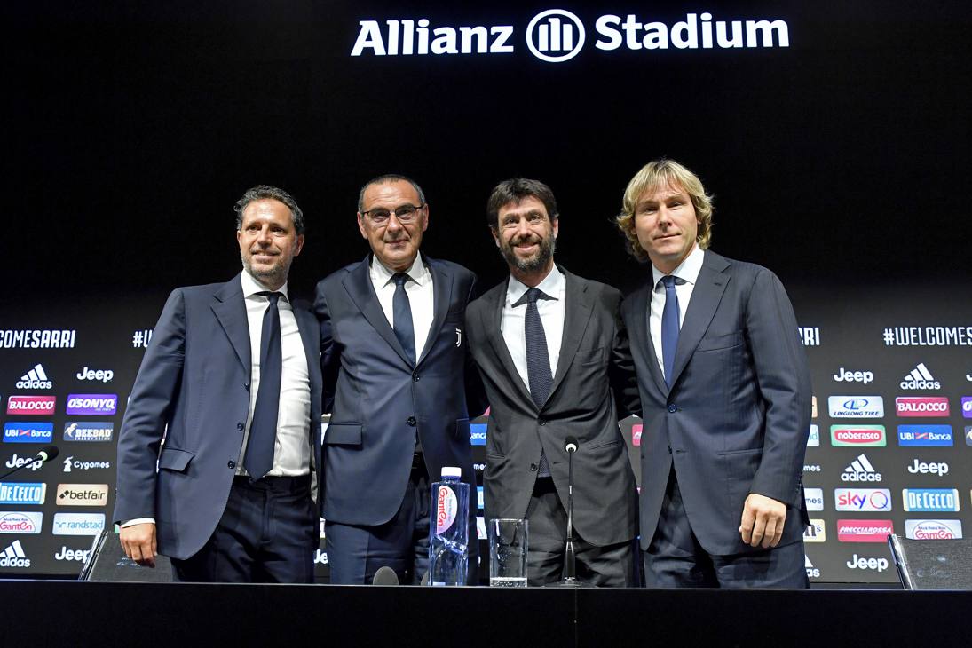 Da sinistra a destra, Paratici, Sarri, Agnelli e Nedved posano insieme alla fine della conferenza stampa. GETTY IMAGES