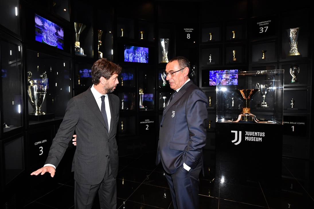 Andrea Agnelli e Maurizio Sarri nella sala dei trofei della Juventus. GETTY IMAGES