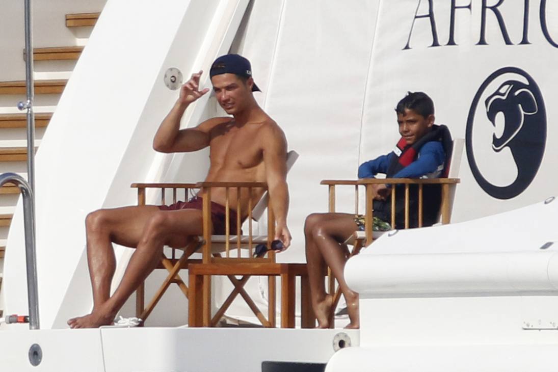  Cristiano Ronaldo assieme al figlio Cristianinho a bordo del suo yacht ormeggiato al largo di Saint Tropez, una delle tappe del suo tour vacanziero. Fotoservizio Massimo Sestini  