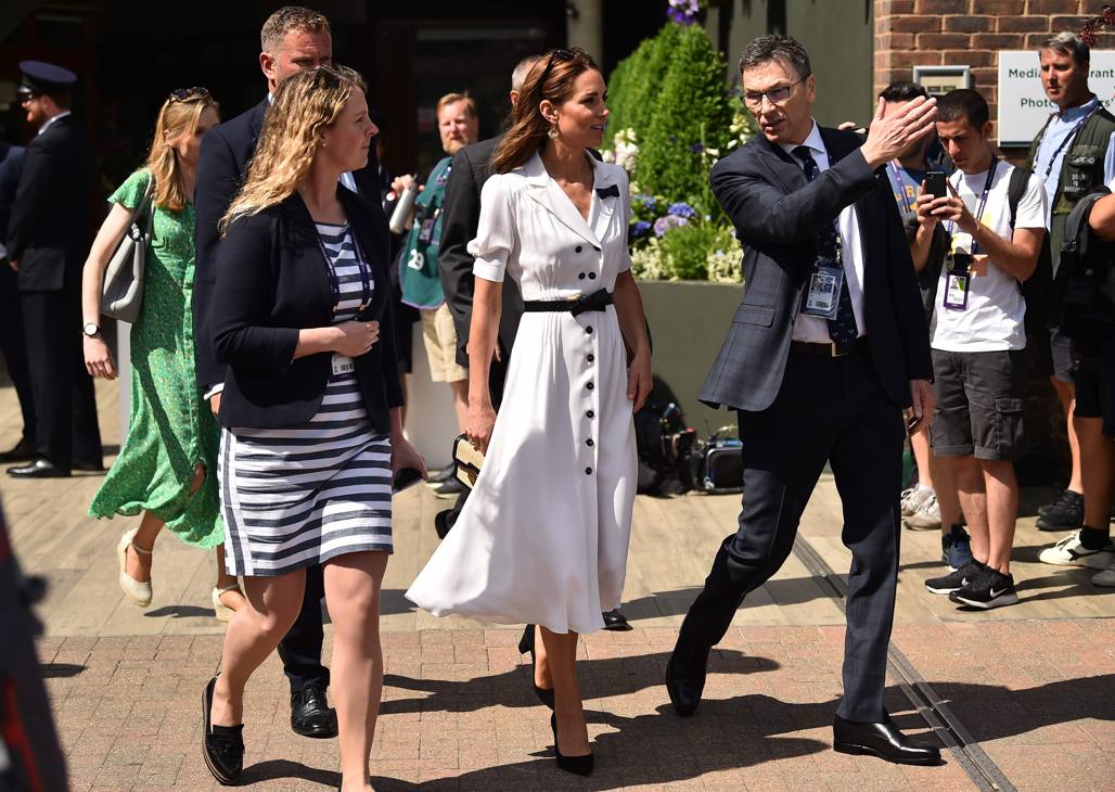  Nel corso del day 2 a Wimbledon la Duchessa di Cambridge, Kate Middleton ha assistito al match tra la tennista britannica Harriet Dart e l'americana Christina McHale. La sua presenza ha scatenato una folla di fotografi e semplici curiosi tenuta a bada dagli agenti dei servizi segreti  