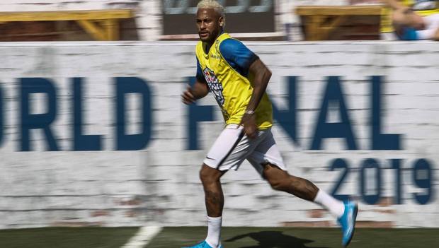 Neymar in azione durante un recente torneo benefico 