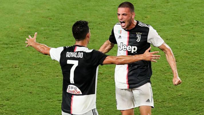 Merih Demiral esulta con Cristiano Ronaldo dopo aver segnato il rigore decisivo nel derby per eccellenza del calcio italiano, per l'occasione, a Nanchino. Foto: Getty Images.