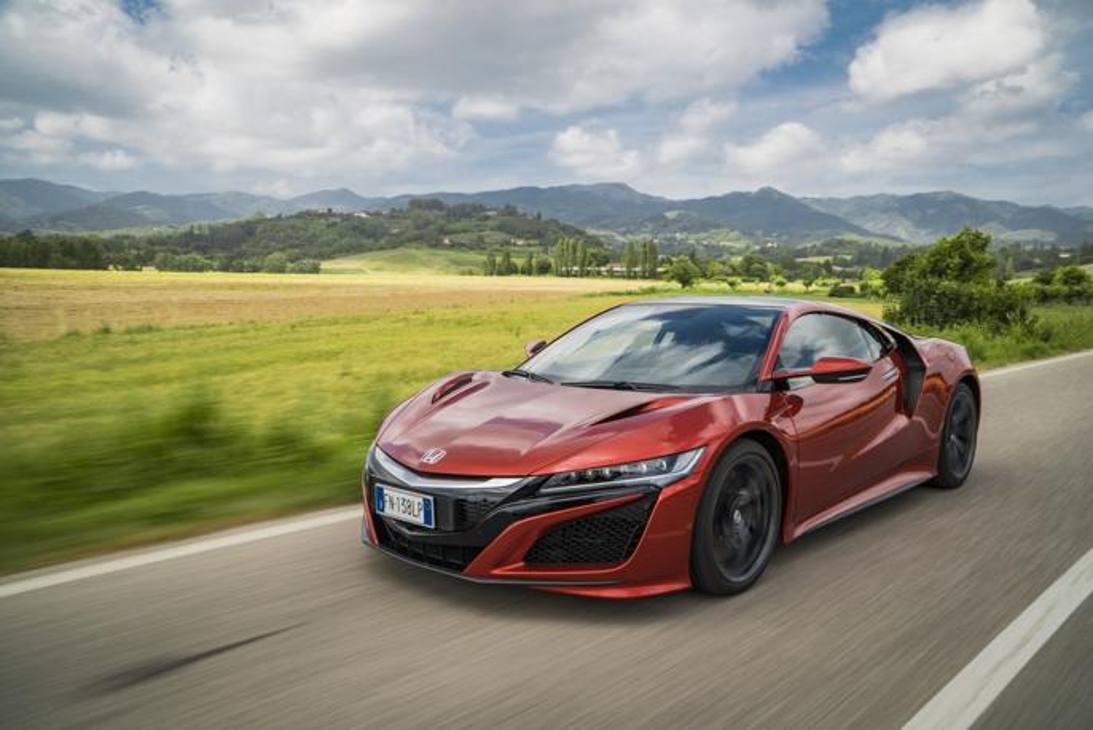 Honda NSX vs Nissan GT-R: foto dinamiche - La Gazzetta dello Sport