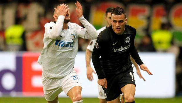 Gacinovic contro D'Ambrosio in Eintracht-Inter di Europa League 