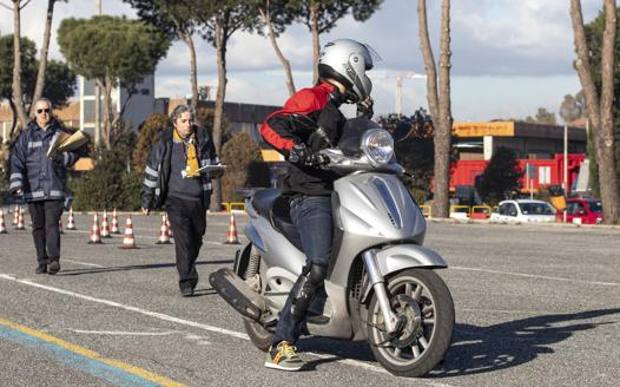 Patente Per Ciclomotori AM A 14 Anni AM E Per 125 A1 A 16 Anni, Cosa ...