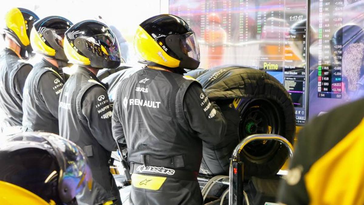 F1: al paddock di Monza tra pit-stop, birre e volti celebri